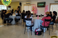 Policiais militares recebem instrução em alusão do Outubro Rosa em Londrina (PR)