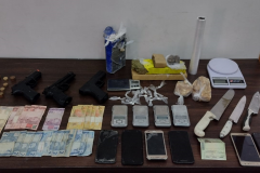 BPChoque apreende drogas e dinheiro em Fazenda Rio Grande, na RMC; dois foram presos
