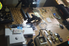 PM prende quatro pessoas, uma arma de fogo, munições e uma caminhonete no Noroeste do estado
