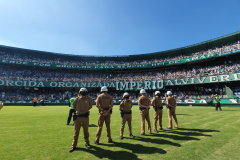 Oficiais e praças em formação na PMPR garantem a segurança no Estádio Couto Pereira em Curitiba