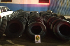 Policiais do BPFRON apreendem quatro carros, cigarros e pneus contrabandeados no Oeste do estado