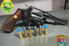 No Norte do estado, PM prende duas pessoas e apreende três armas de fogo e munições