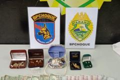 Em situações distintas, BPChoque prende duas pessoas e apreende joias, dólar e euro em Curitiba