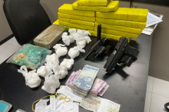 Operação cumpre mandados de prisão e apreende drogas em Matinhos