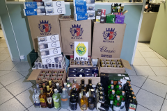 AIFU apreende 1,8 mil maços de cigarros contrabandeados, droga e uma arma de fogo em Curitiba