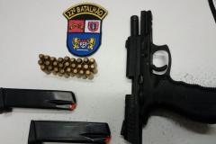 PM apreende pistola e encaminha dupla à delegacia em Almirante Tamandaré, na RMC 