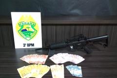 PM apreende simulacro de rifle e encaminha quatro pessoas após roubo a um supermercado