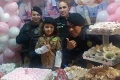 Menina faz 4 anos e recebe surpresa dos policiais militares em sua festa de aniversário em Londrina (PR)

