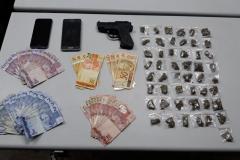 Batalhão da PM apreende armas, simulacros e encaminha 14 pessoas envolvidas com tráfico de drogas e foragidas da justiça em Curitiba

