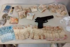 Quase R$10 mil são apreendidos e casal envolvido com tráfico de drogas é preso pela PM na Capital