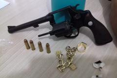 PM prende homem suspeito de roubar cerâmica em construção e apreende adolescentes e arma de fogo após furto em cruzeiro do Oeste e Tapejara (PR)