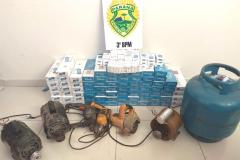 PM apreende espingarda modificada, 80 pacotes de cigarros contrabandeados e outros objetos no Sudoeste do estado; três são presos