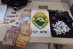 Homem é visto armado no Campo Cumprido e acaba preso pela PM com drogas e dinheiro