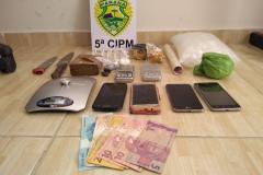 Adolescente e adultos envolvidos com tráfico de drogas são encaminhados pela PM em Cianorte (PR)