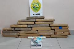 PM apreende quase 20 quilos de maconha e uma pistola com mira a laser, no Litoral do estado; três pessoas são presas