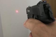 PM apreende arma de fogo com mira laser e encaminha suspeito em Matinhos (PR)