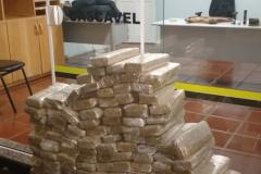 BPRv apreende em Cascavel (PR) 165 quilos de maconha em veículo roubado e com placas alteradas; dois homens são presos
