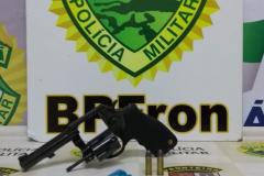 BPFron apreende arma e prende dois homens durante abordagem no Oeste do estado