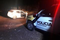 Carro furtado colide em barranco e BPRv apreende duas armas de fogo com suspeito em Assis Chateaubriand (PR), no Oeste do estado