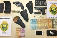 PM prende dois homens que estavam com armas, munições e drogas no Centro-Sul do estado