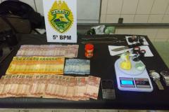 Polícia Militar prende dois homens e apreende cocaína, dinheiro e chaves de veículos no Norte do estado