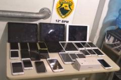 Mais de 20 celulares e diversos outros aparelhos eletrônicos são apreendidos pela Polícia Militar em Curitiba