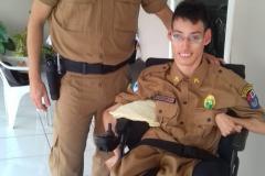 Jovem catarinense recebe carinho de policial militar do Paraná e ganha uma farda da Corporação em Xanxerê (SC)