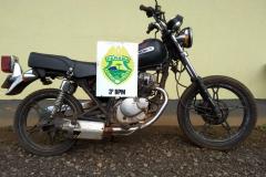 Motocicleta e duas armas são apreendidas e dois homens acabam encaminhados à delegacia no Sudoeste do Estado