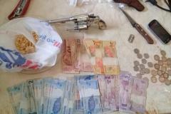 Polícia Militar apreende arma, drogas e dinheiro em Ibiporã (PR); quatro são encaminhados
