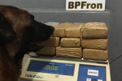 BPFron apreende maconha, arma de fogo e contrabando em diferentes situações no Oeste do estado; três pessoas são presas