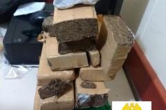 Mais de cinco quilos de maconha são apreendidos pela PM durante abordagem em Wenceslau Braz (PR); suspeitos são encaminhados