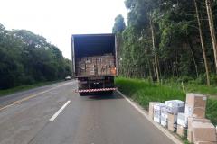 PM de Mauá de Serra recupera carga de caminhão tombado e encaminha casal que tentava saquear os objetos após o acidente