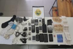 PM prende dois e intercepta entrada de entorpecentes e eletrônicos na Delegacia de Lapa (PR) 
