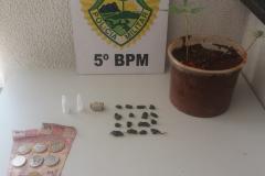 Adolescente é encaminhado suspeito de esconder drogas em uma casa abandonada, em Londrina (PR) 