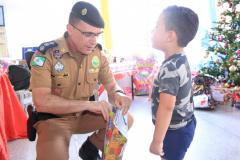 Crianças recebem presentes de natal em ação solidária da PM na Capital paranaense 