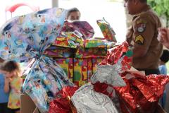 PM doa brinquedos e faz a alegria de alunos do bairro Fazendinha, em Curitiba