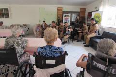 Batalhão da PM faz visita a idosos do Lar São Vicente de Paulo em Apucarana (PR)