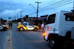 PM age rápido e recupera caminhão Furtado que fugiu e bateu em poste, em Matinhos 