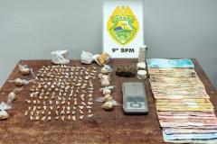 Mais de 400 pedras de crack e mais de R$ 2,2 mil são apreendidos pela PM e dois são presos 
