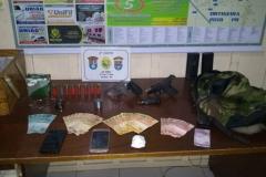 Em Imbaú, PM recupera veículo roubado, apreende armas, drogas e encaminha dois rapazes 

