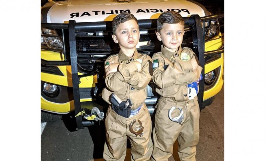 ROTAM doa farda para irmãos gêmeos admiradores da PM em Colorado (PR)