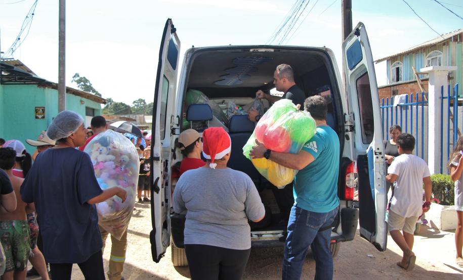 Policiais militares do COPOM arrecadam e doam 1,1 mil brinquedos para Projeto Amigos do Caximba
