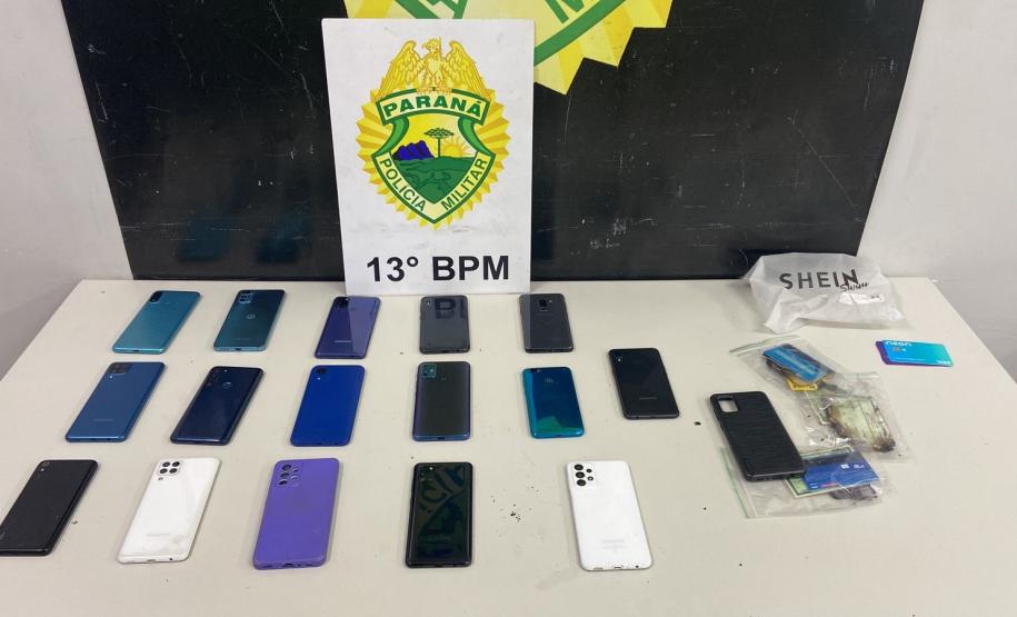 Durante a busca domiciliar foram encontrados 16 celulares