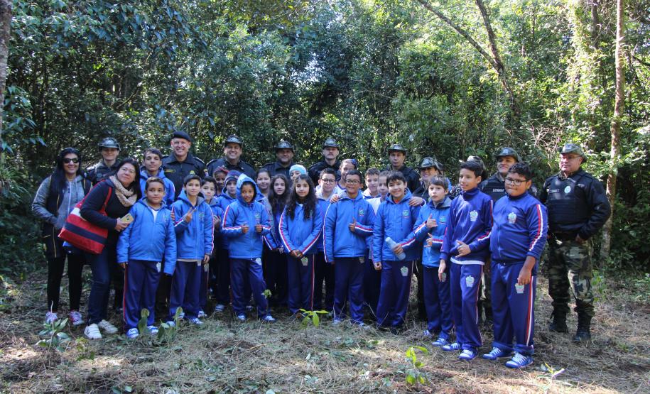 O plantio na Grande Reserva Mata Atlântica, não poderia ser mais simbólica