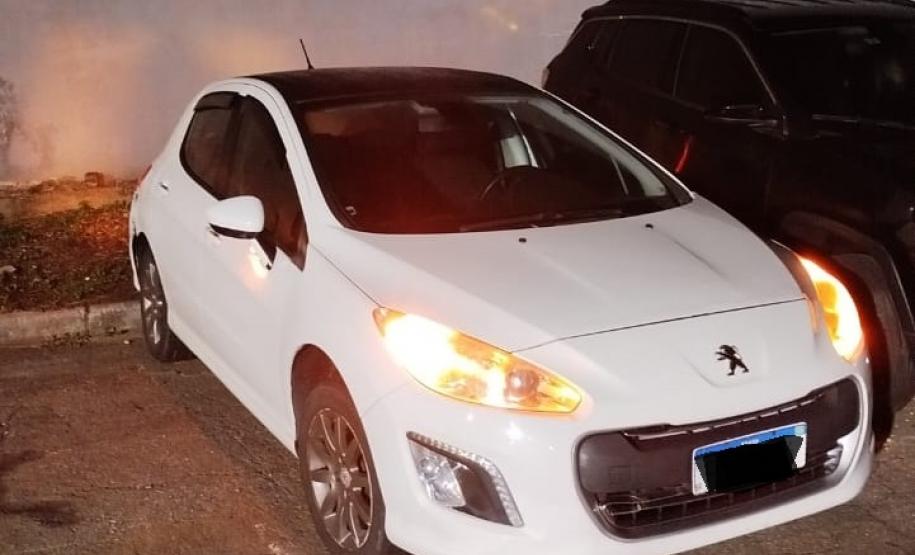 Polícia Militar do Paraná prende dois homens e recupera veículo, em rodovia da capital